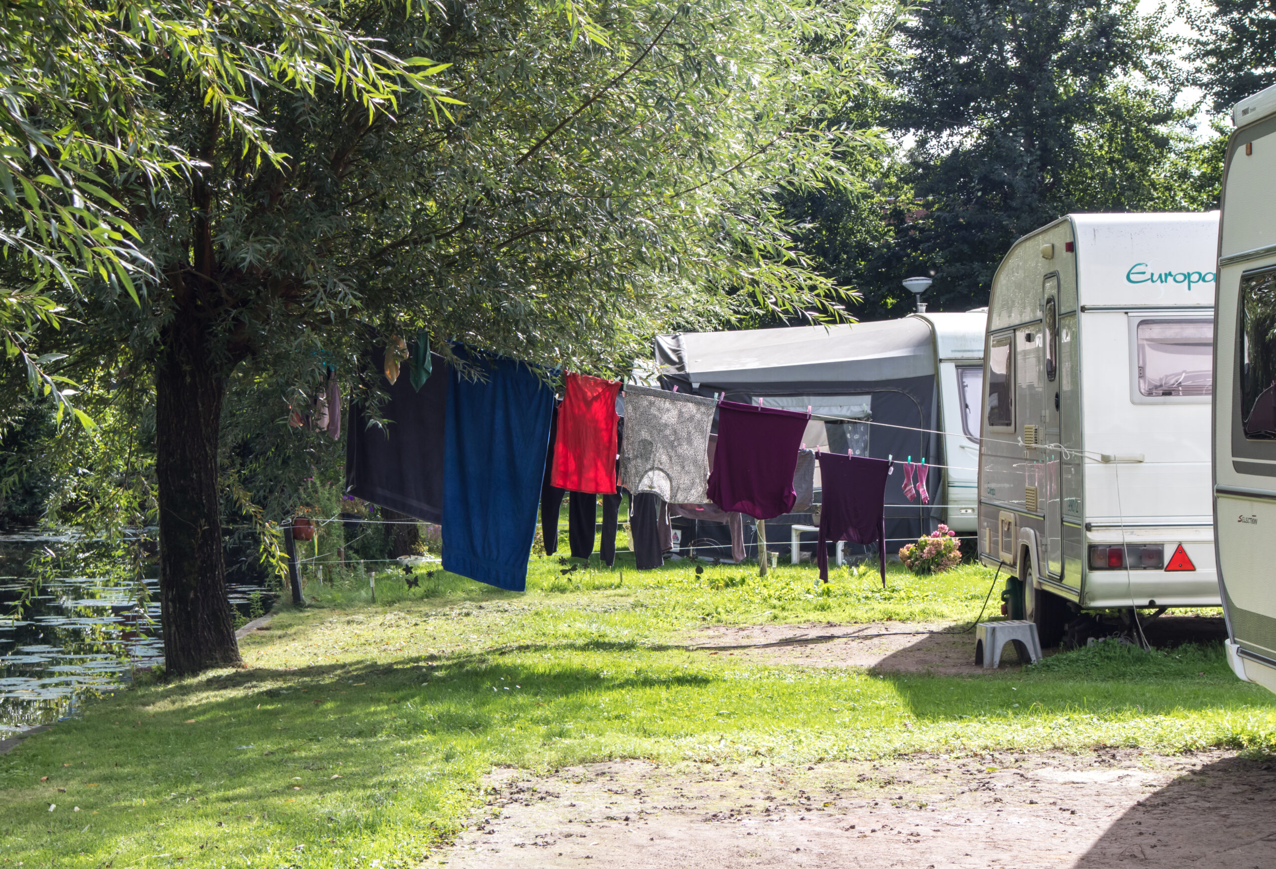 Foto van een camping met caravans en waslijn