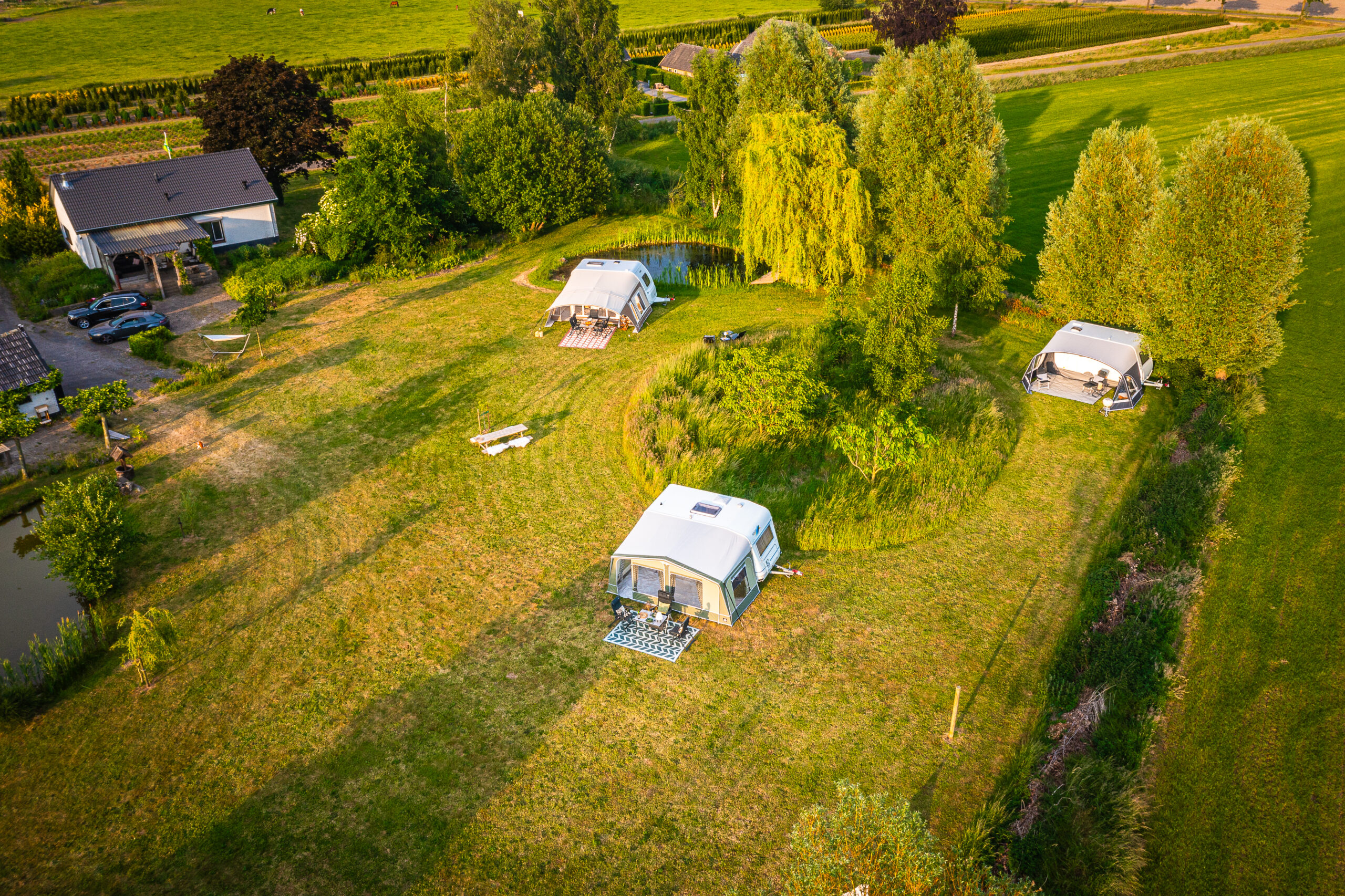 Dorema tenten nieuwe kleuren, vanuit lucht gefotografeerd