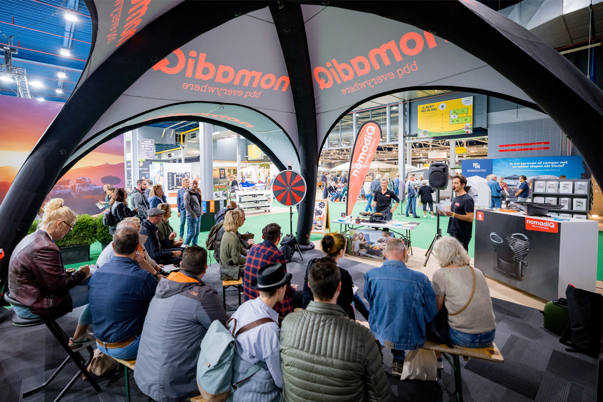 Exposant Nomadiq geeft bbq demo