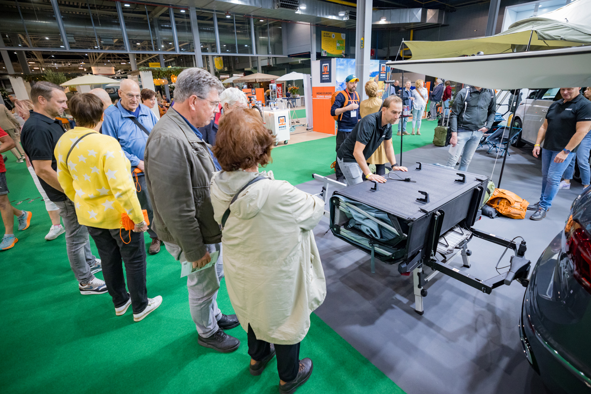 Exposant Thule geeft uitleg op Kampeer & Caravan Jaarbeurs