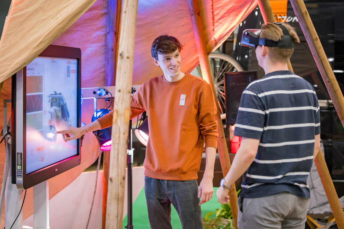 Exposant VANJorn geeft uitleg op Kampeer & Caravan Jaarbeurs