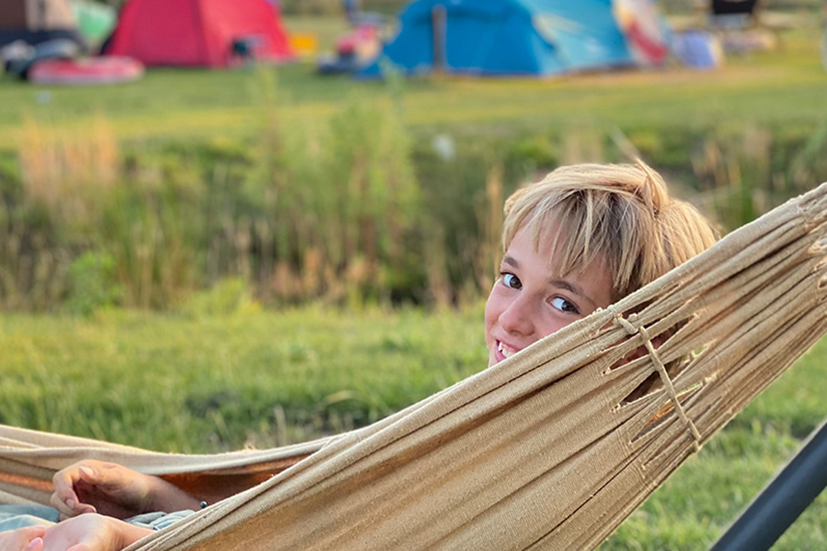 Jongetje in hangmat op Camping Buitengoed de Boomgaard