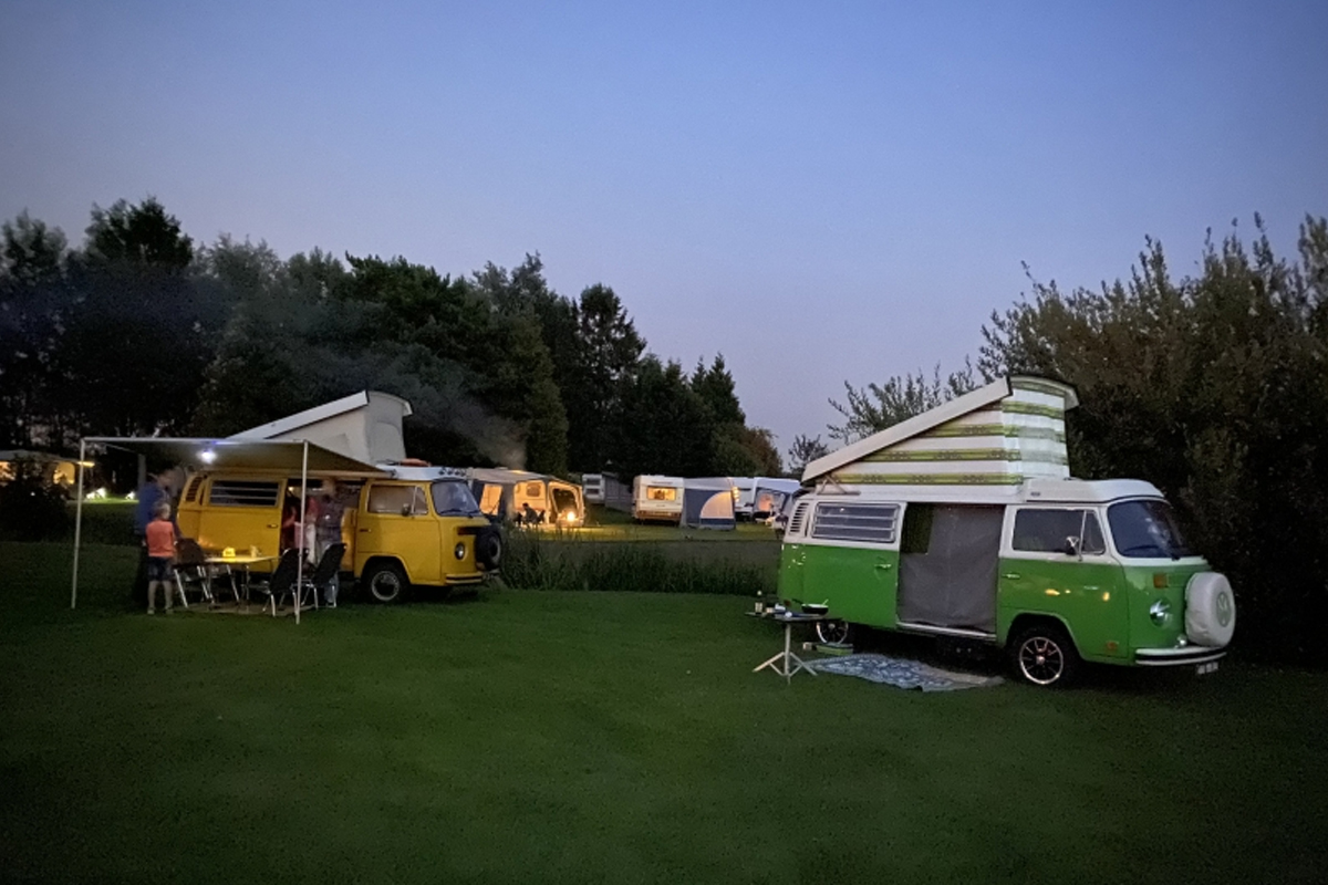 Volkswagenbusjes s avonds op camping de boomgaard
