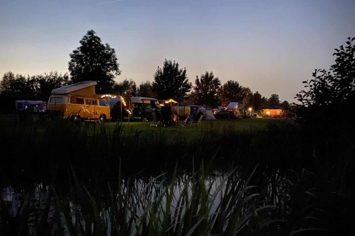 vw busjes nacht camping Buitengoed de boomgaard
