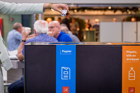 afval wordt in gescheiden afvalbakken gegooid
