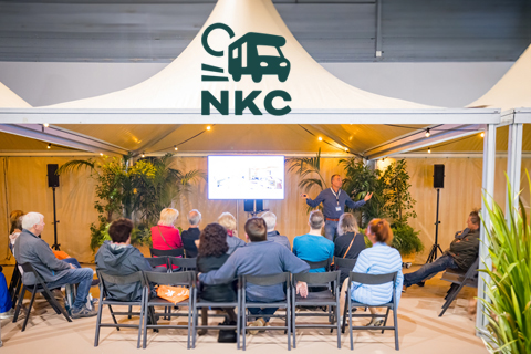 Bezoekers bij het NKC theater