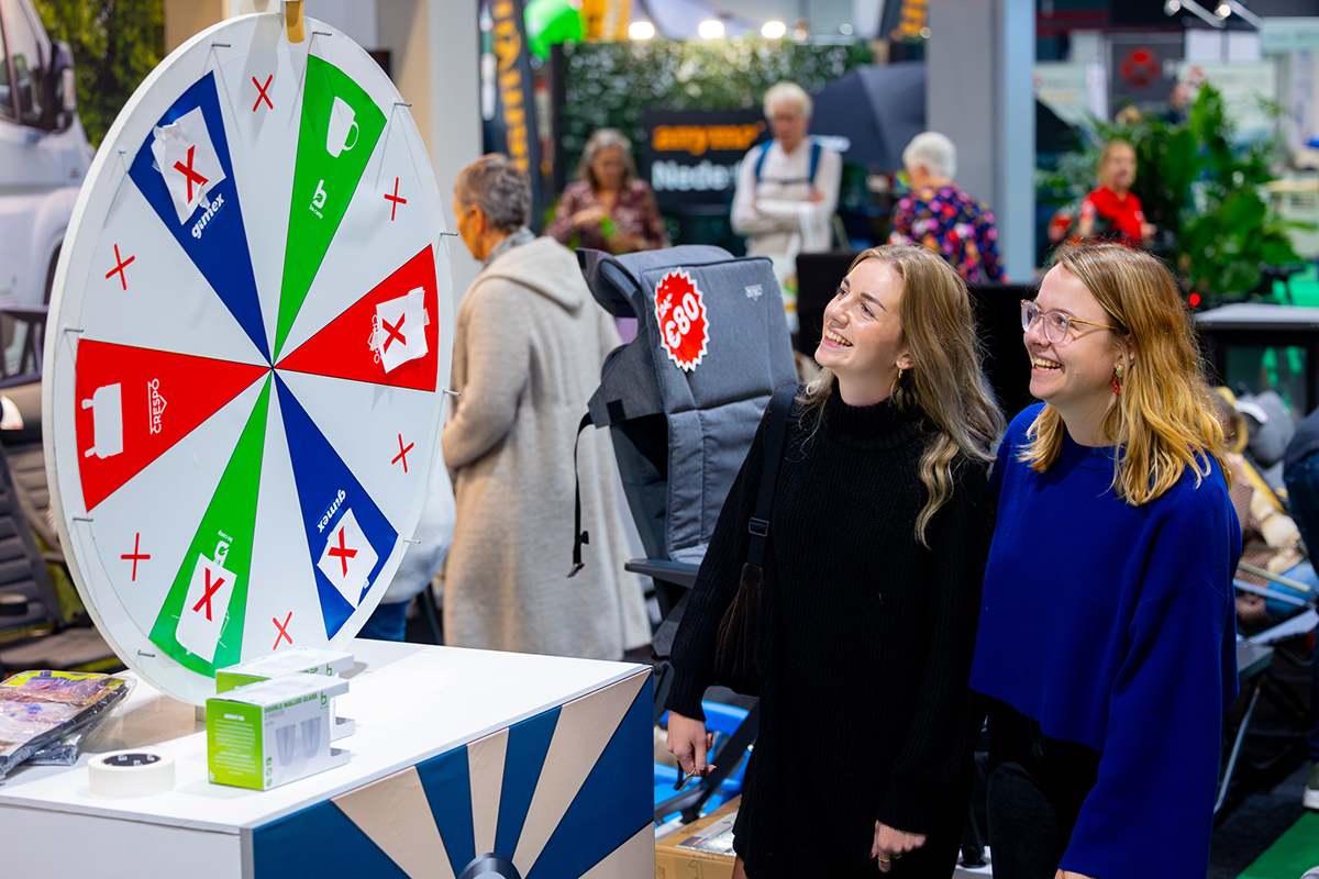 Jonge dames kijken lachend naar rad