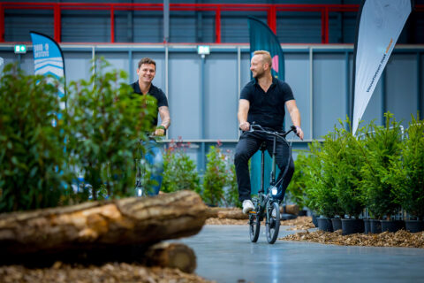 2 jongens fietsen op vouwfietsen op het fietsparcours