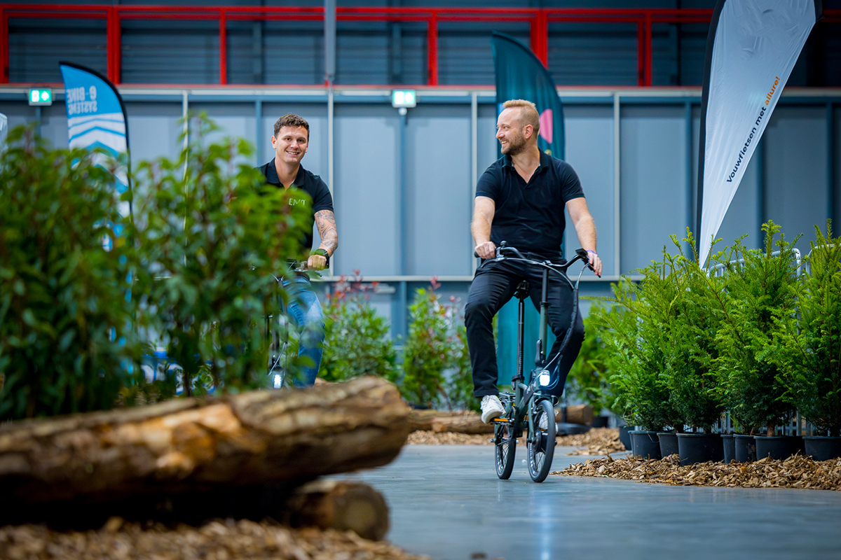 2 jongens fietsen op vouwfietsen op het fietsparcours
