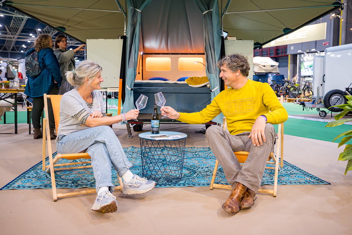 stel proost zittend voor mni caravan