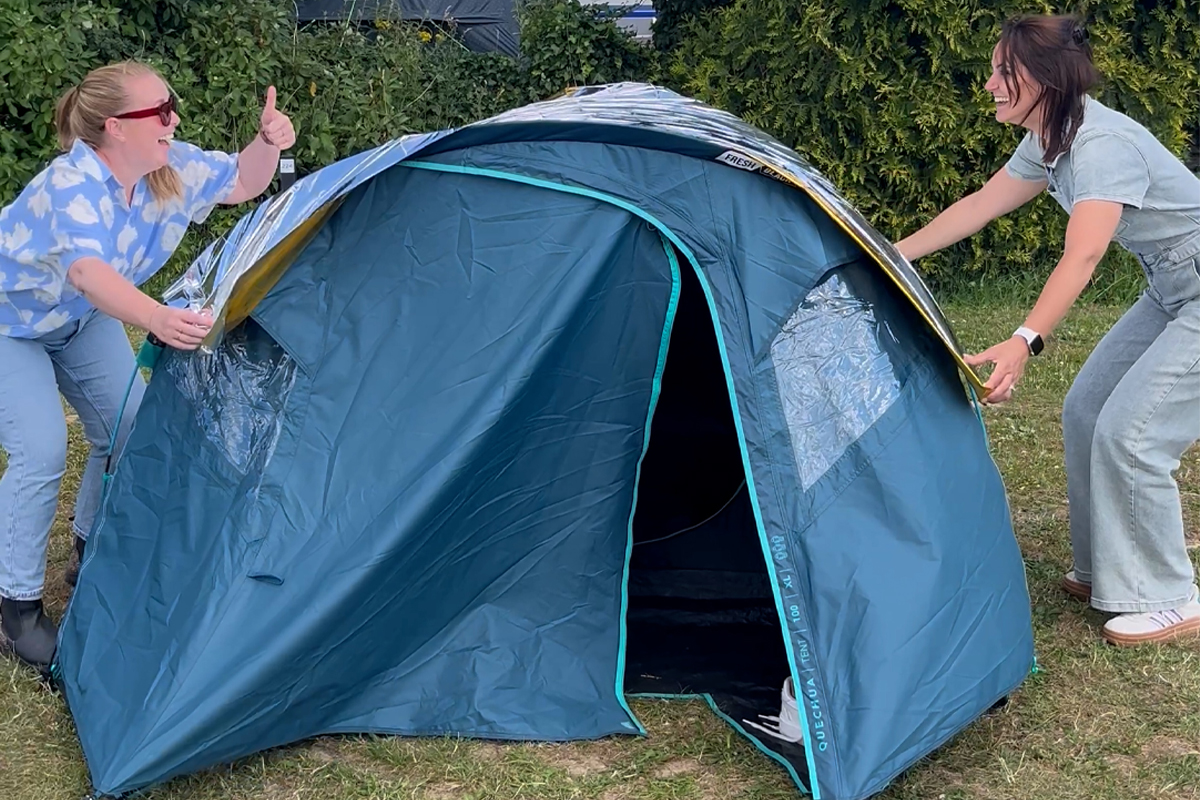2 dames die een kampeerhacks voor het festivalseizoen gebruiken met de tent