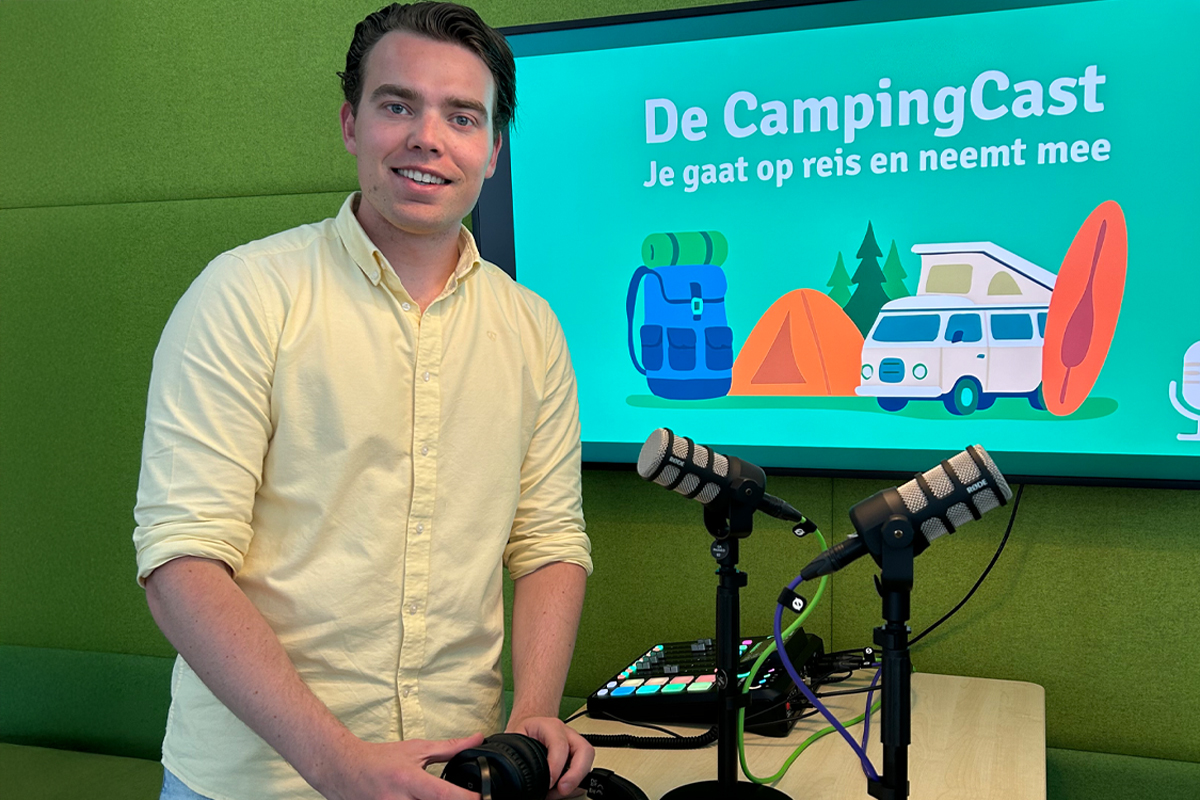 Presentator Camiel Hemminga van de podcast “De CampingCast” in de opnamestudio.
