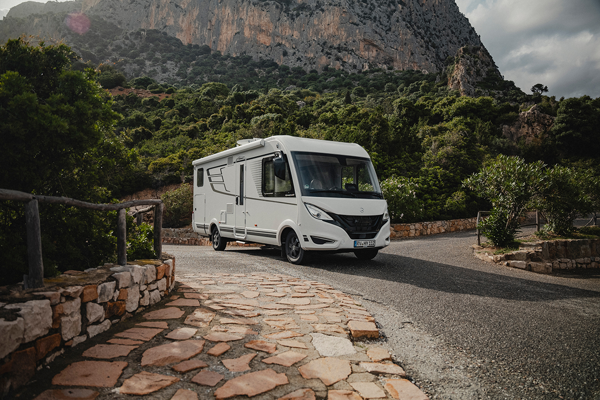 campervan primeurs 2025 Hymer B-MC rijdend door bergen