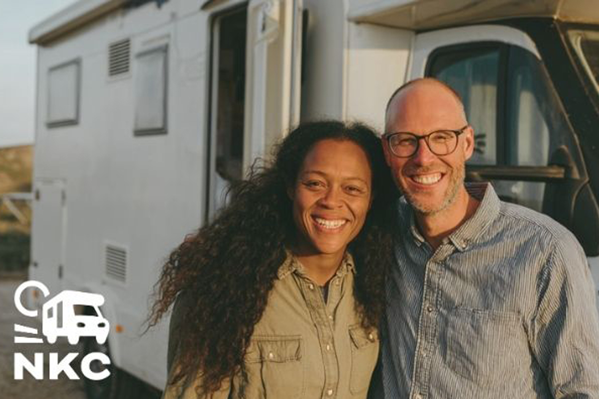 Stel staat samen voor hun camper