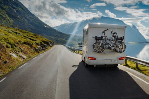 Camper met fiets in de bergen