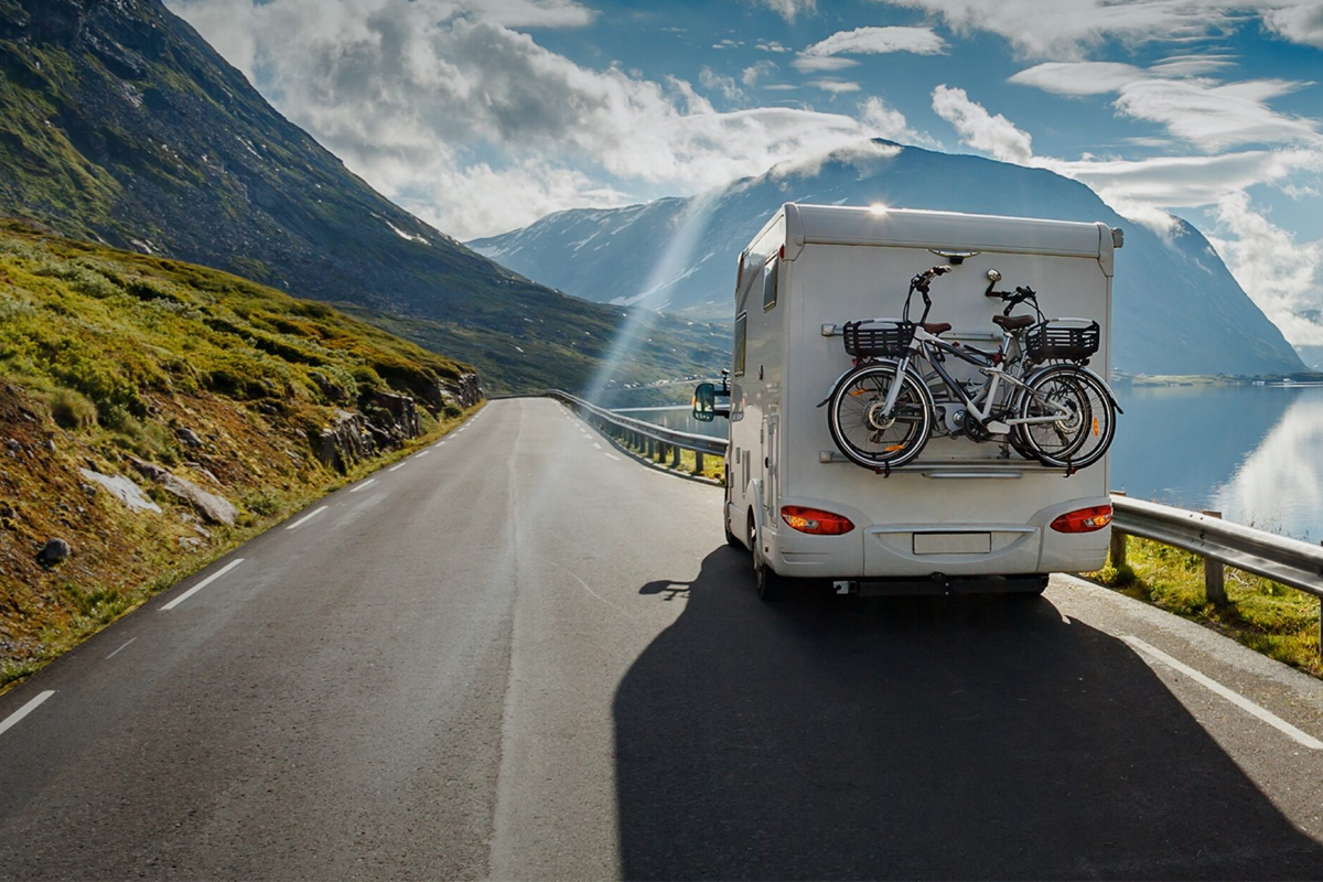 Camper met fiets in de bergen