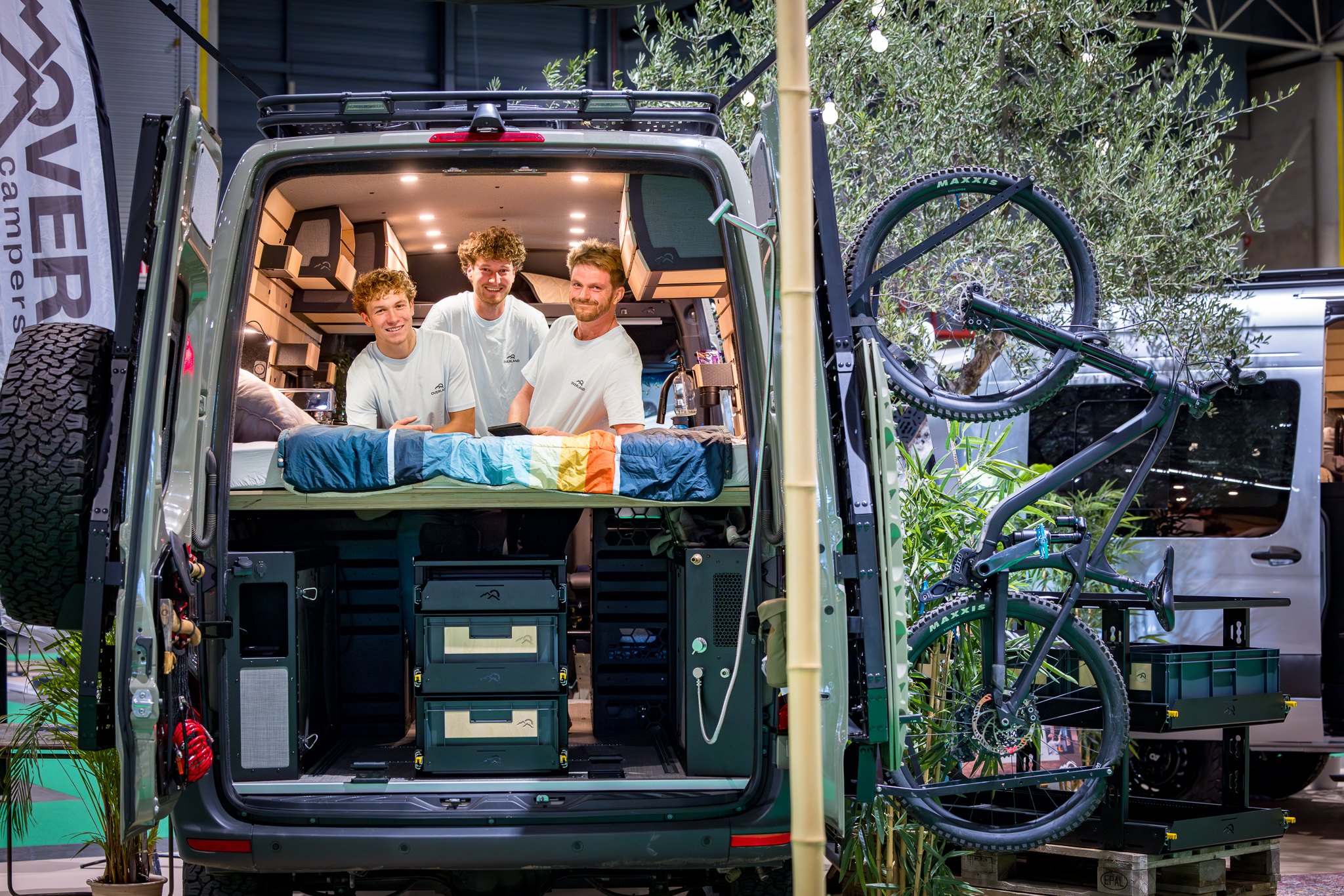 Campervan met 3 jongens er in