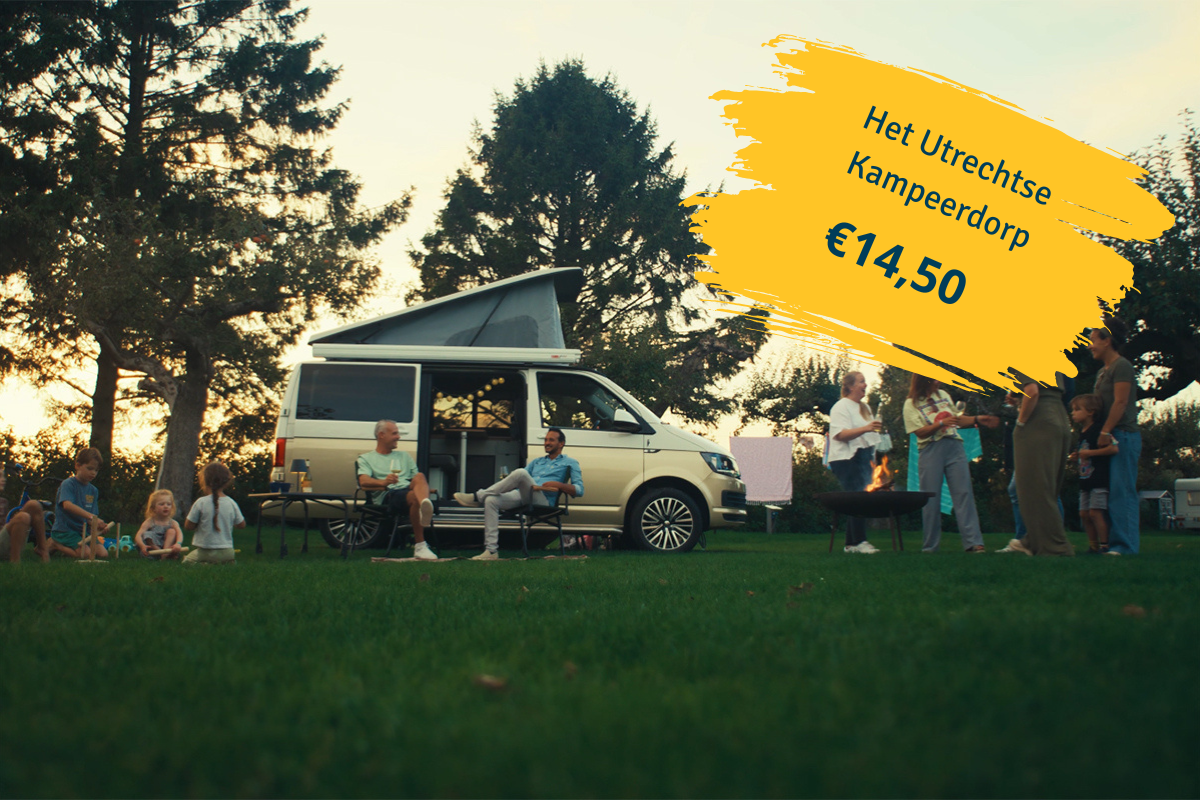 Campervan op camping met mensen ervoor
