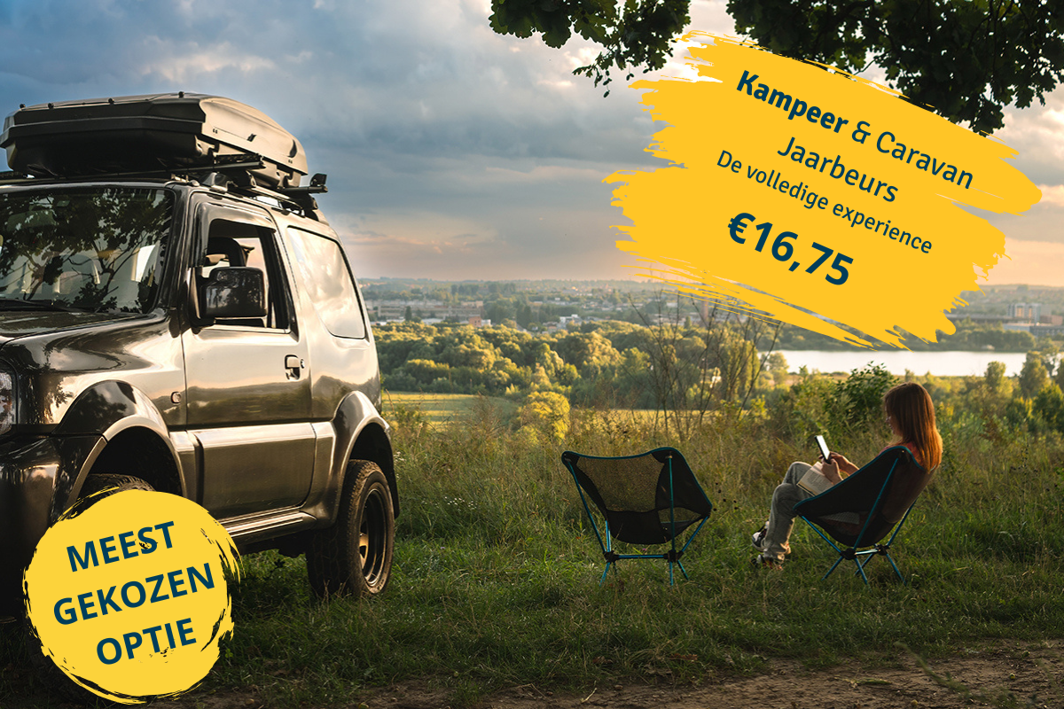 jeep met daktent en vrouw in campingstoel met uitzicht