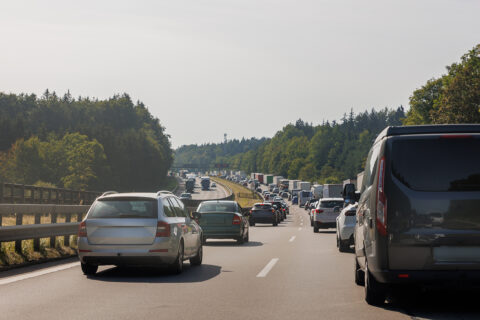 Auto's en vrachtwagens in de file op snelweg