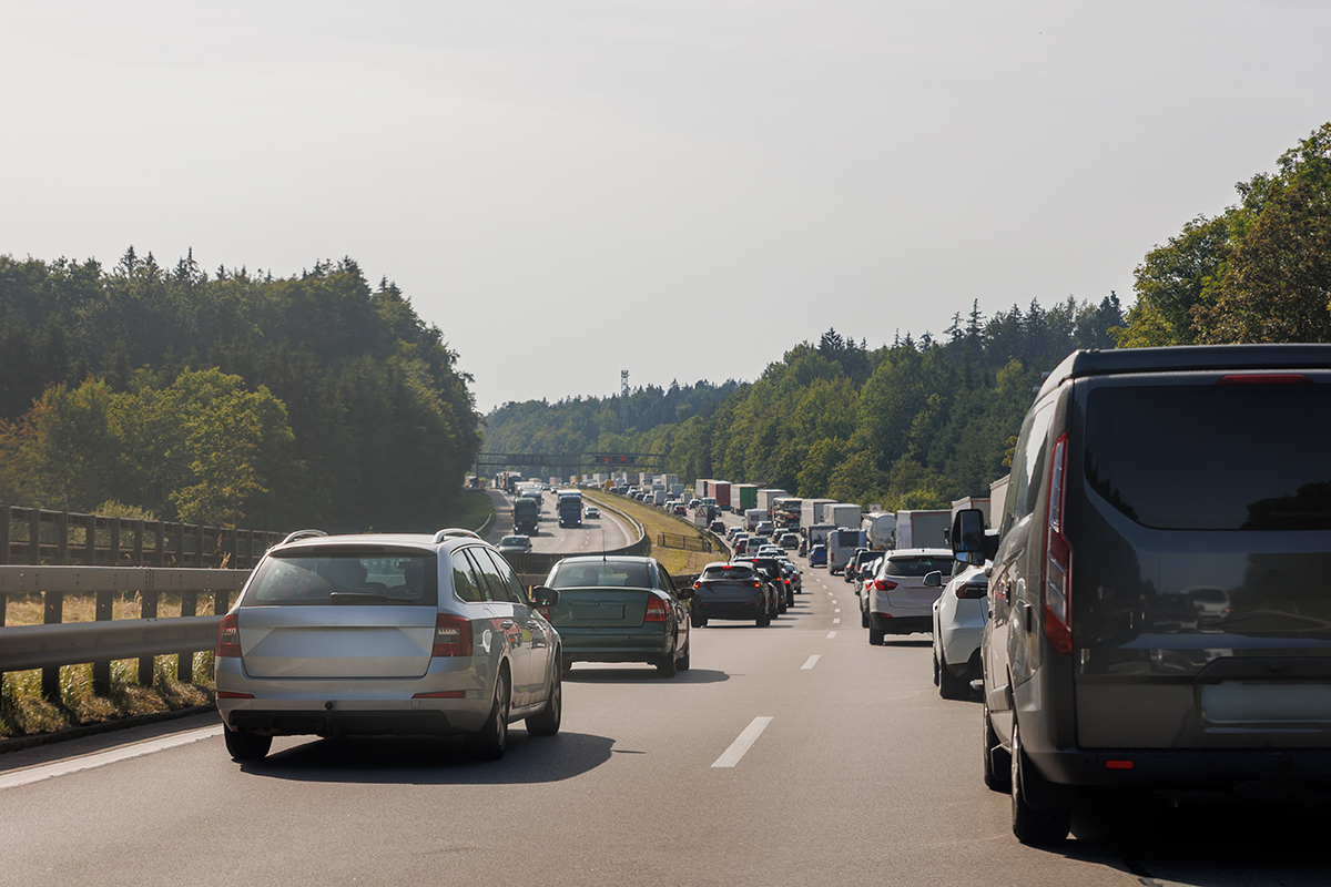 Auto's en vrachtwagens in de file op snelweg