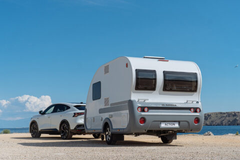 Vernieuwde Adria Action caravan voor modeljaar 2027 aan zee
