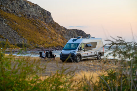 Campervan tijdens off-grid kamperen in de natuur