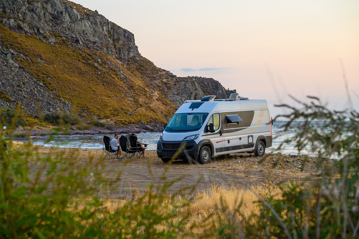 Campervan tijdens off-grid kamperen in de natuur