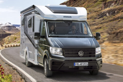 Knaus Sky TI camper op Volkswagen Crafter onderweg in de bergen