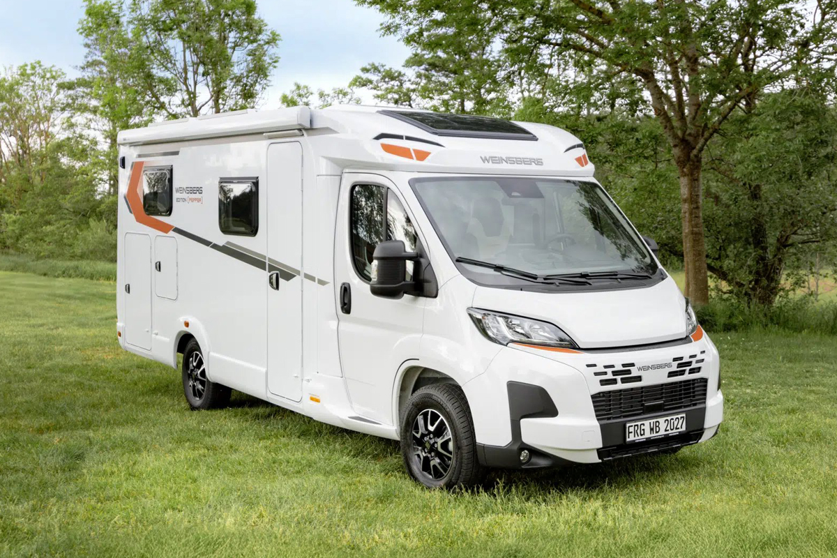 Weinsberg CaraCompact Pepper halfintegraal camper in een groene omgeving