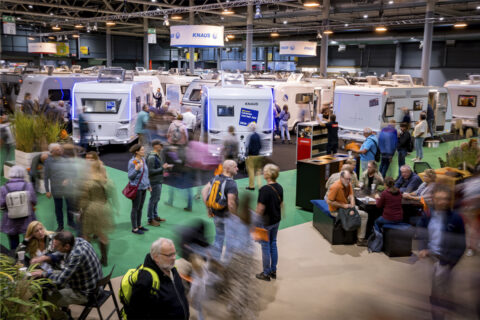 Bezoekers vergelijken verschillende caravans op Kampeer & Caravan Jaarbeurs