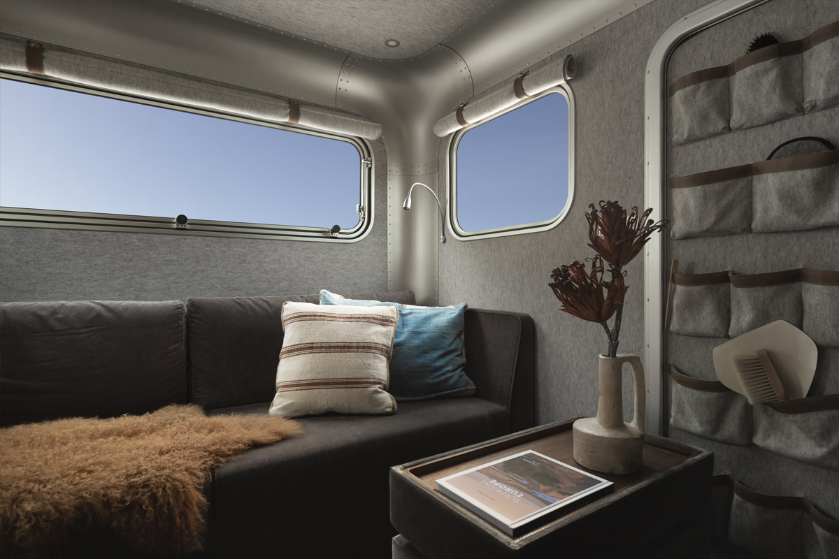 Interieur van de Lume Traveler Expedition met zitbank en duurzame materialen