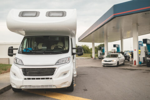 Camper bij een rustplaats langs de snelweg onderweg naar Zuid-Europa