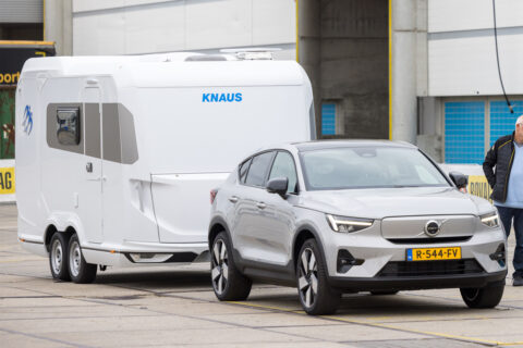 Auto met aangekoppelde caravan tijdens Kampeer & Caravan Jaarbeurs