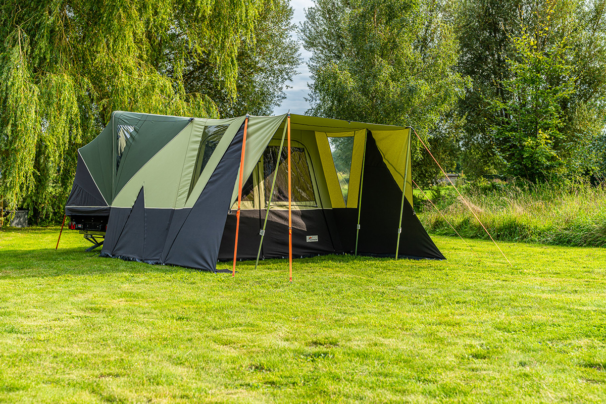 Alpenkreuzer | vouwwagen met tent op grasveld