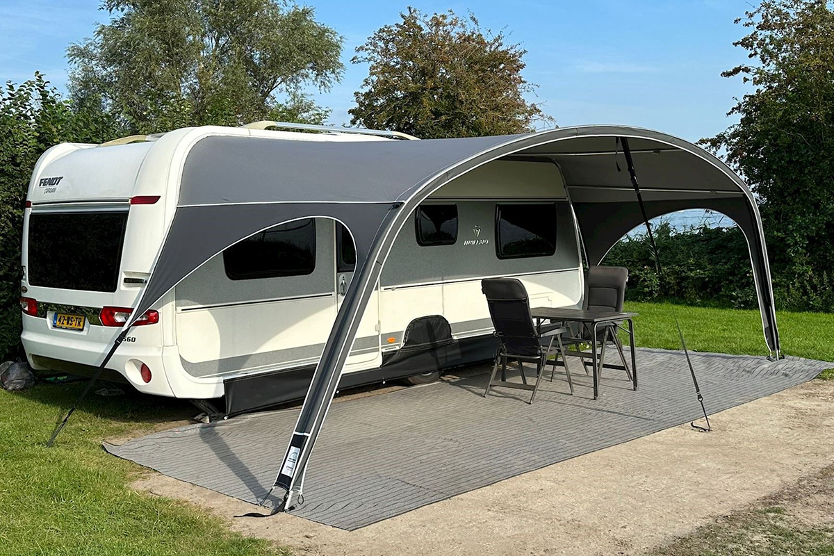 Fortex luifel aan caravan op campingplaats