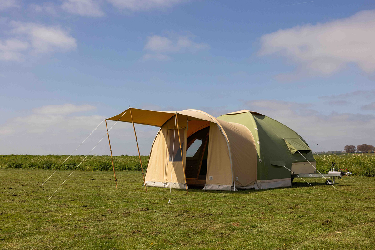Tent op wielen van Karsten in grasveld
