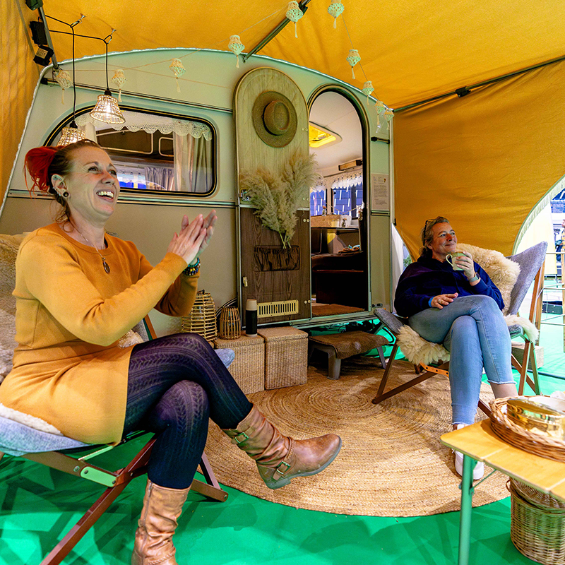 2 dames voor gepimpte caravan