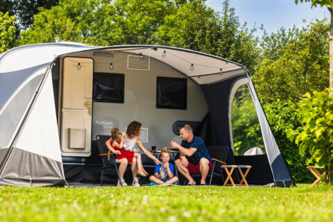Gezin in de Reda voortent op campingplaats