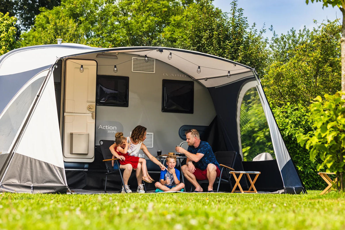 Gezin in de Reda voortent op campingplaats