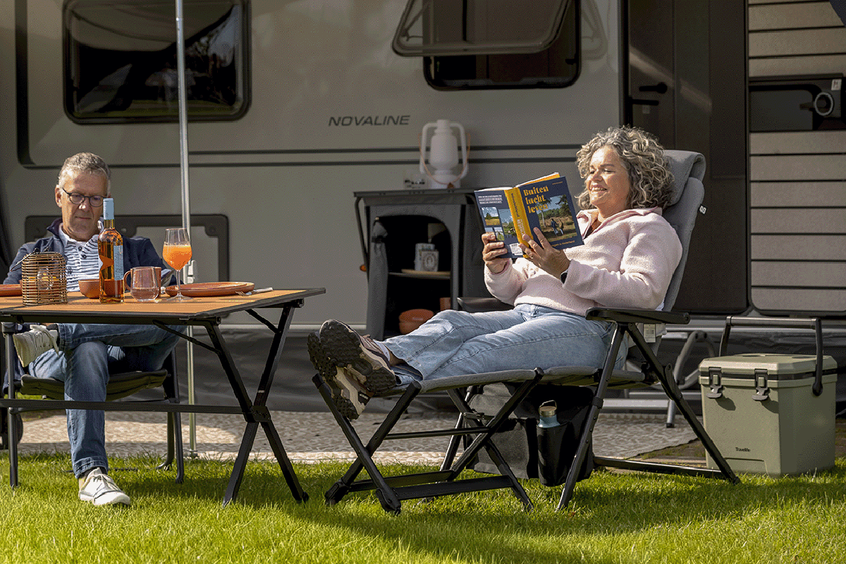 ouder echtpaar dat relaxt voor camper in de Travellife Olbia stoelen