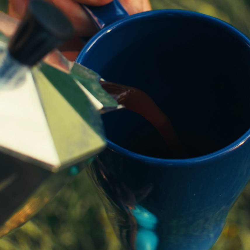 kop koffie en perculator