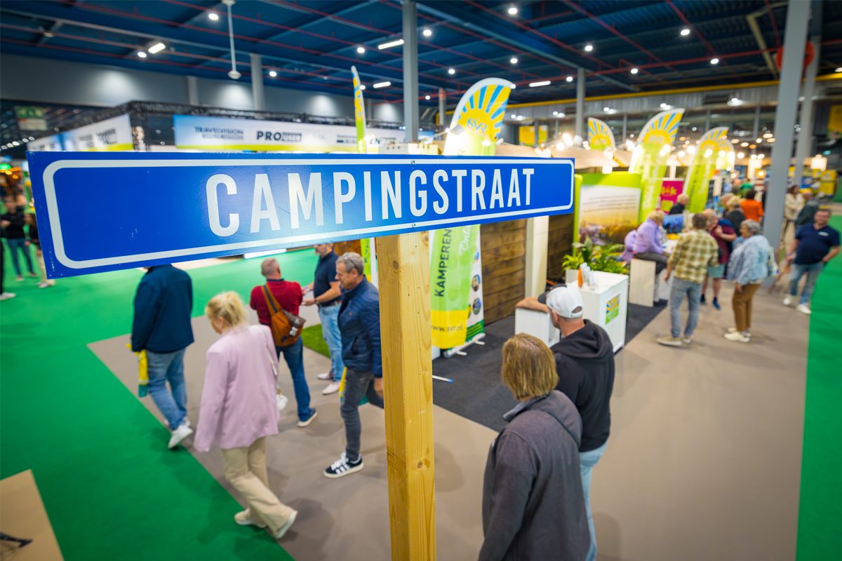 Bezoekers bij Stichting Vrije Recreatie (SVR) op Kampeer & Caravan Jaarbeurs