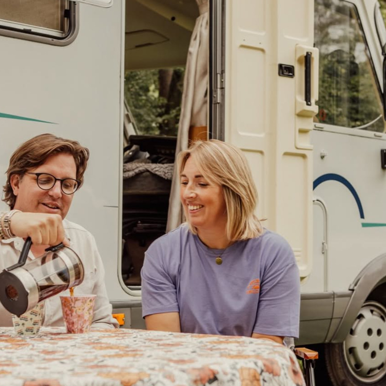 koppel voor camper met koffie