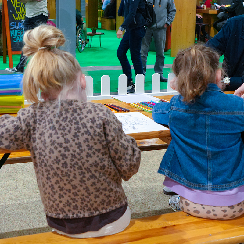 2 meisjes aan tafel voor knutselen