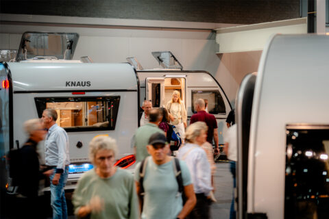 Bezoekers bekijken en vergelijken caravans tijdens Kampeer & Caravan Jaarbeurs 2026 in Jaarbeurs Utrecht. Op de drukbezochte beursvloer staan verschillende modellen opgesteld, waaronder caravans van KNAUS.