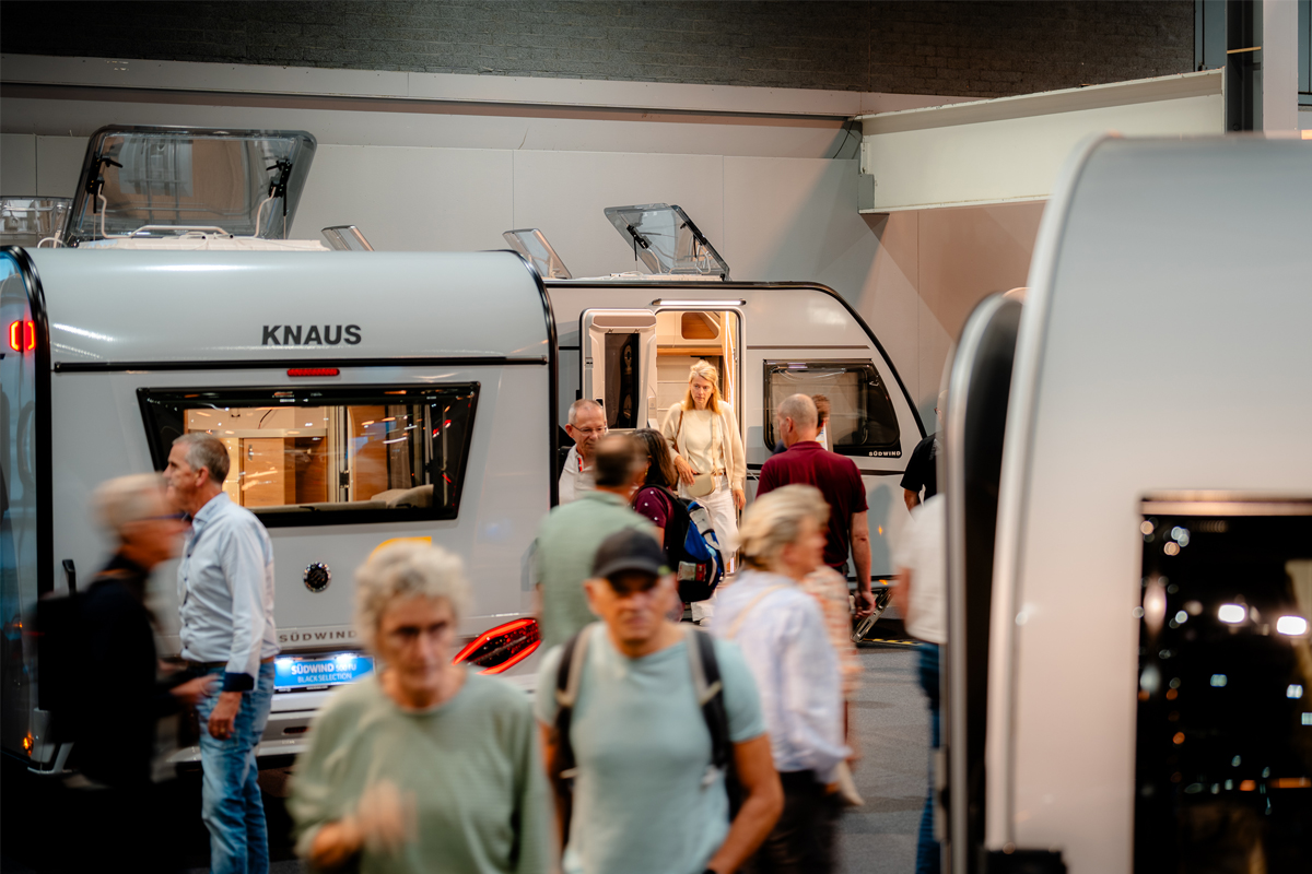 Bezoekers bekijken en vergelijken caravans tijdens Kampeer & Caravan Jaarbeurs 2026 in Jaarbeurs Utrecht. Op de drukbezochte beursvloer staan verschillende modellen opgesteld, waaronder caravans van KNAUS.