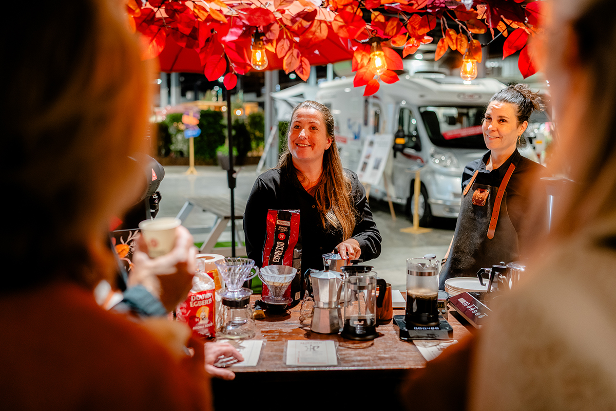 2 dames die een koffieworkshop geven