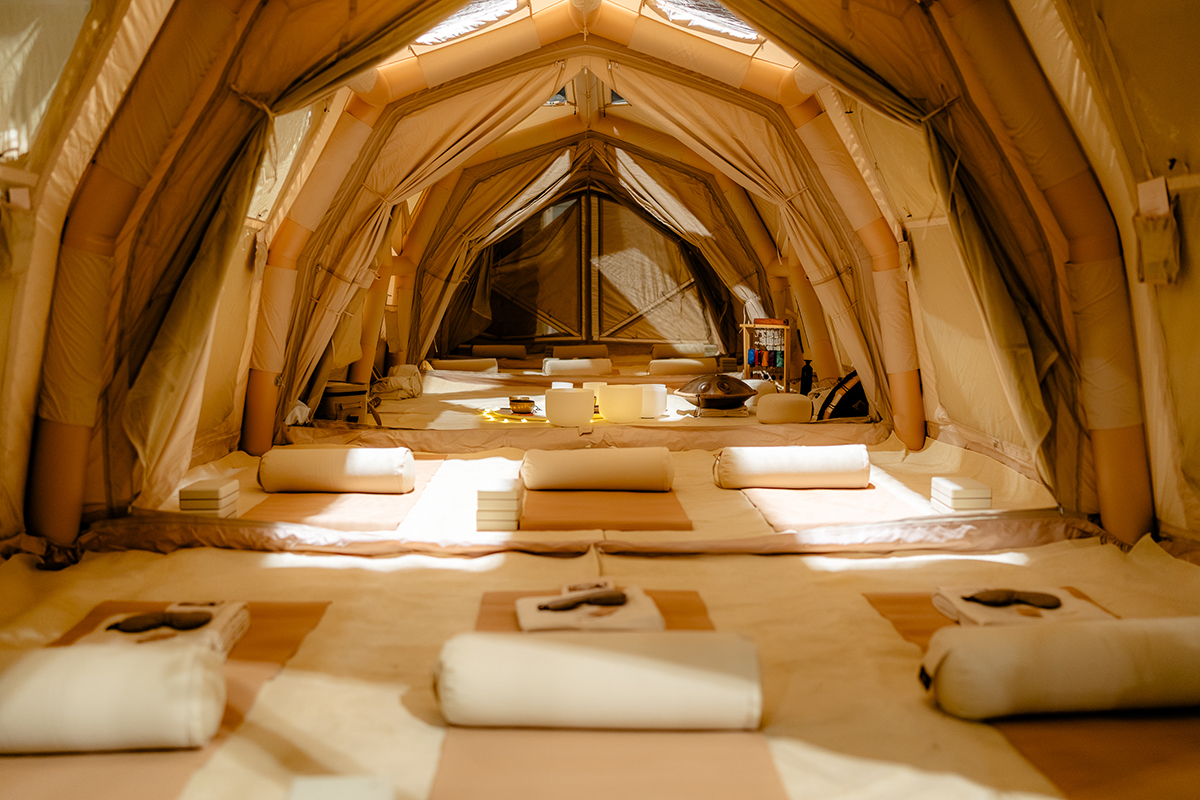 tent waarin yoga wordt gegeven