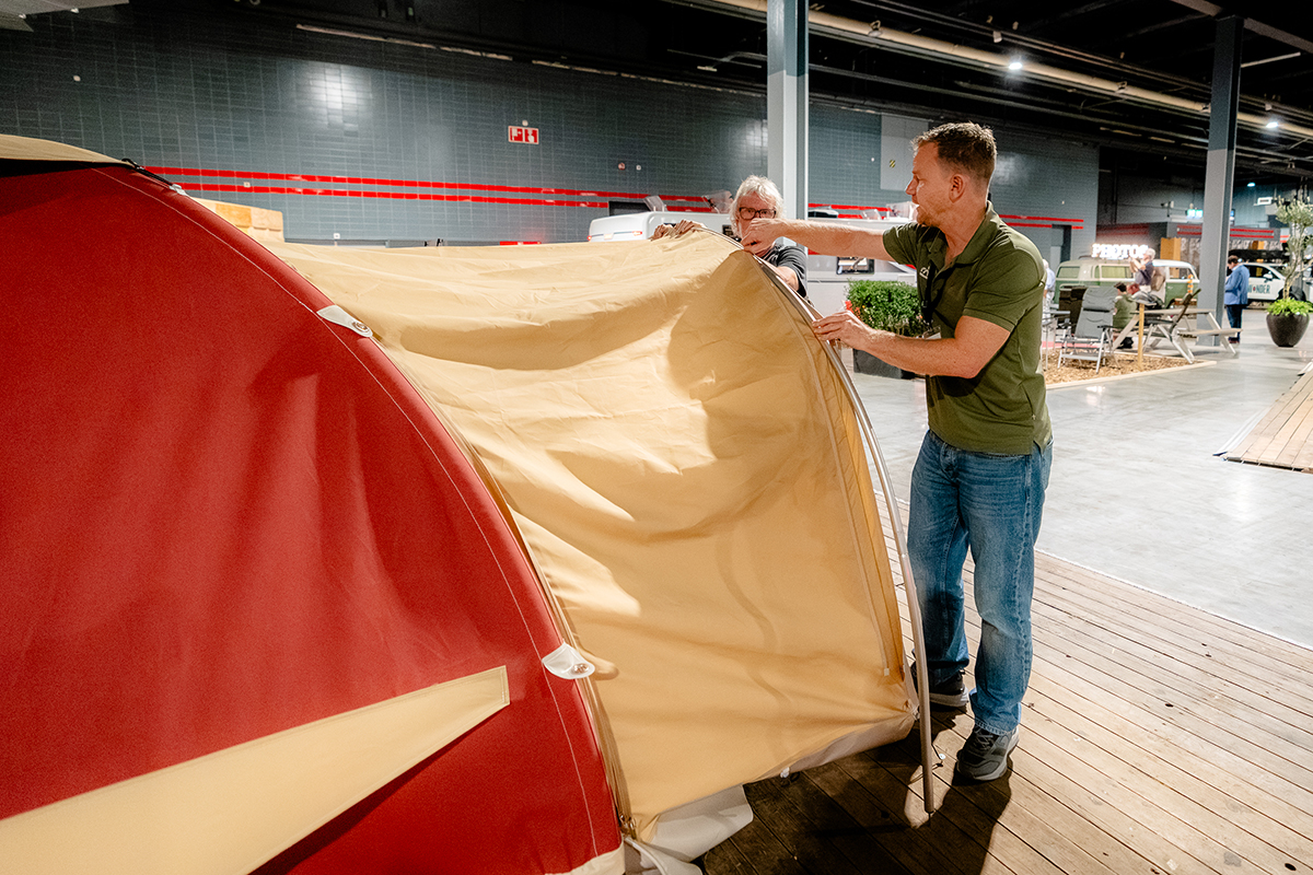 man die uitleg geeft over opzetten tent